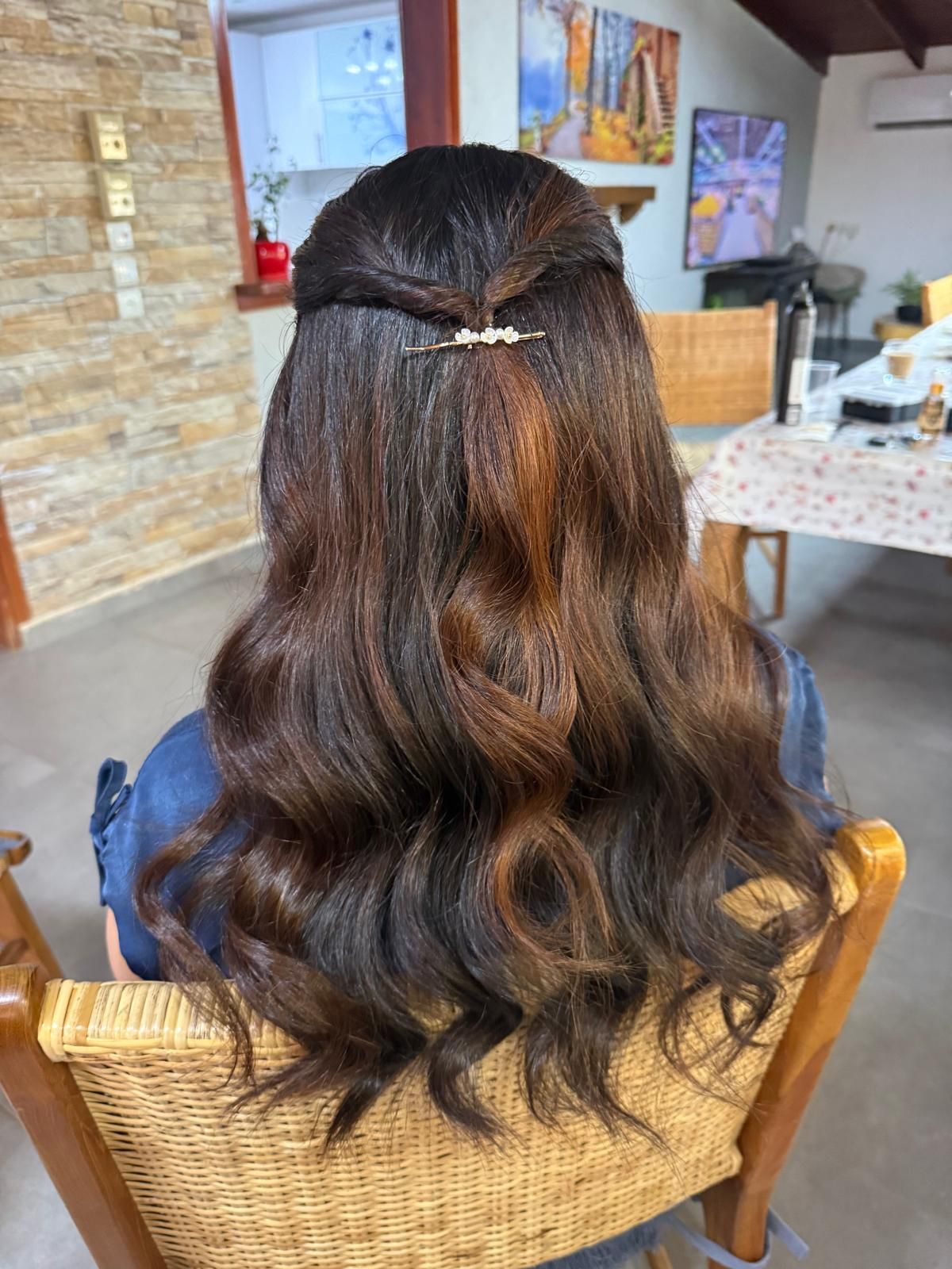 תסרוקת שיער ארוך עם גלים וקליפ דקורטיבי